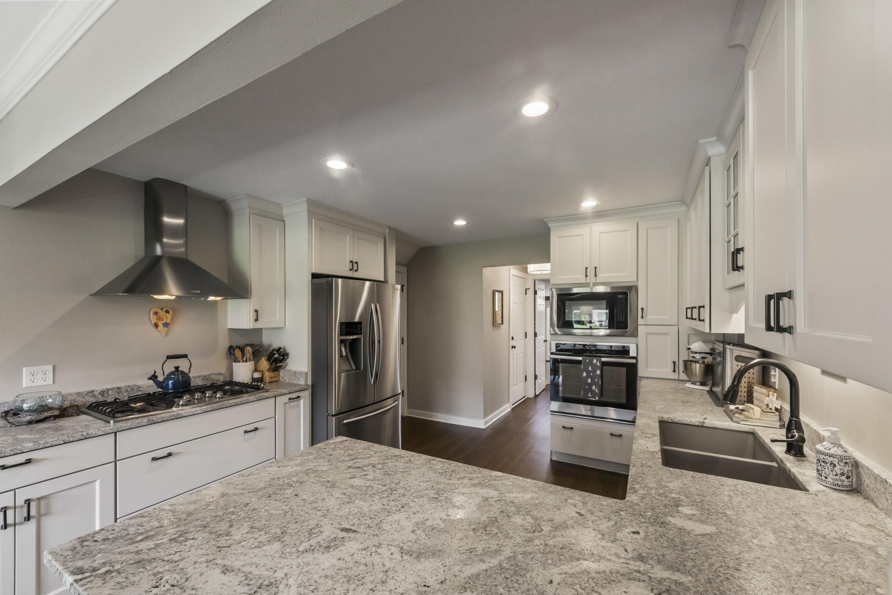 966 Valentine Road Oconomowoc, WI 53066 - Photo 12 of 40 Kitchen