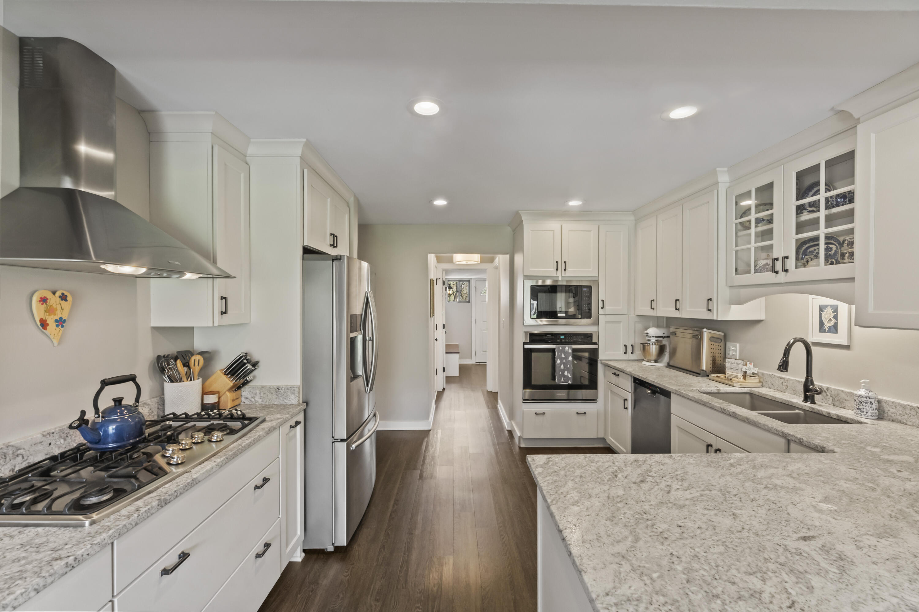 966 Valentine Road Oconomowoc, WI 53066 - Photo 13 of 40 Kitchen