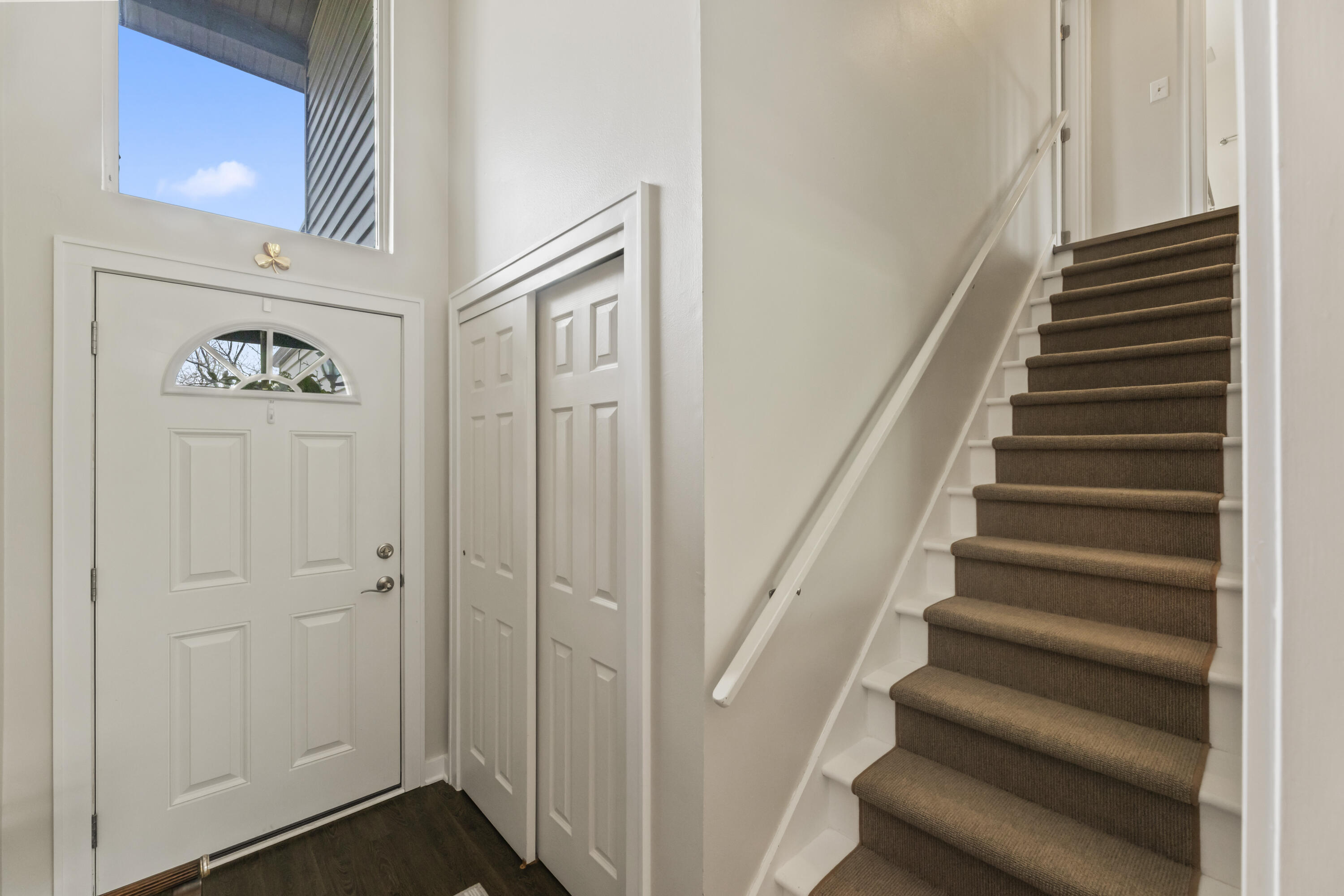 966 Valentine Road Oconomowoc, WI 53066 - Photo 16 of 40 Entry/Foyer