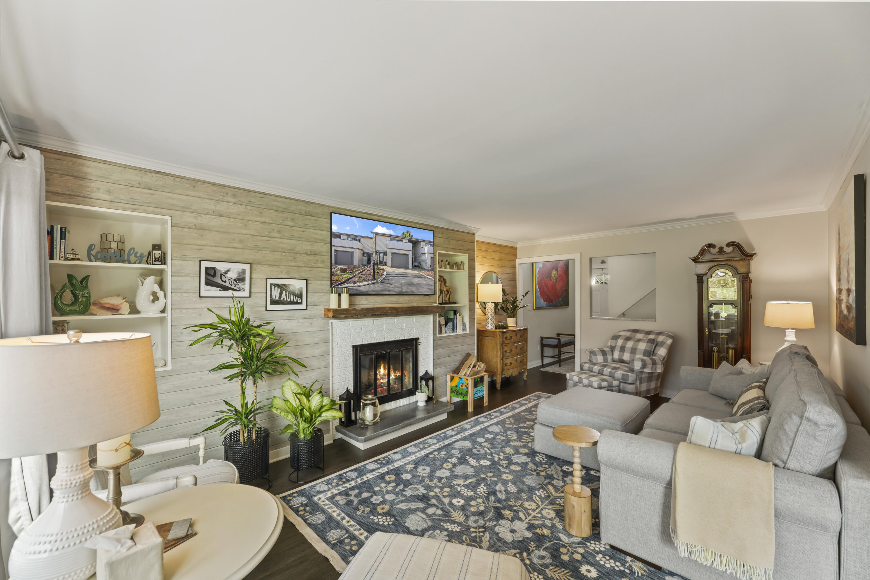 966 Valentine Road Oconomowoc, WI 53066 - Photo 2 of 40 Living Room