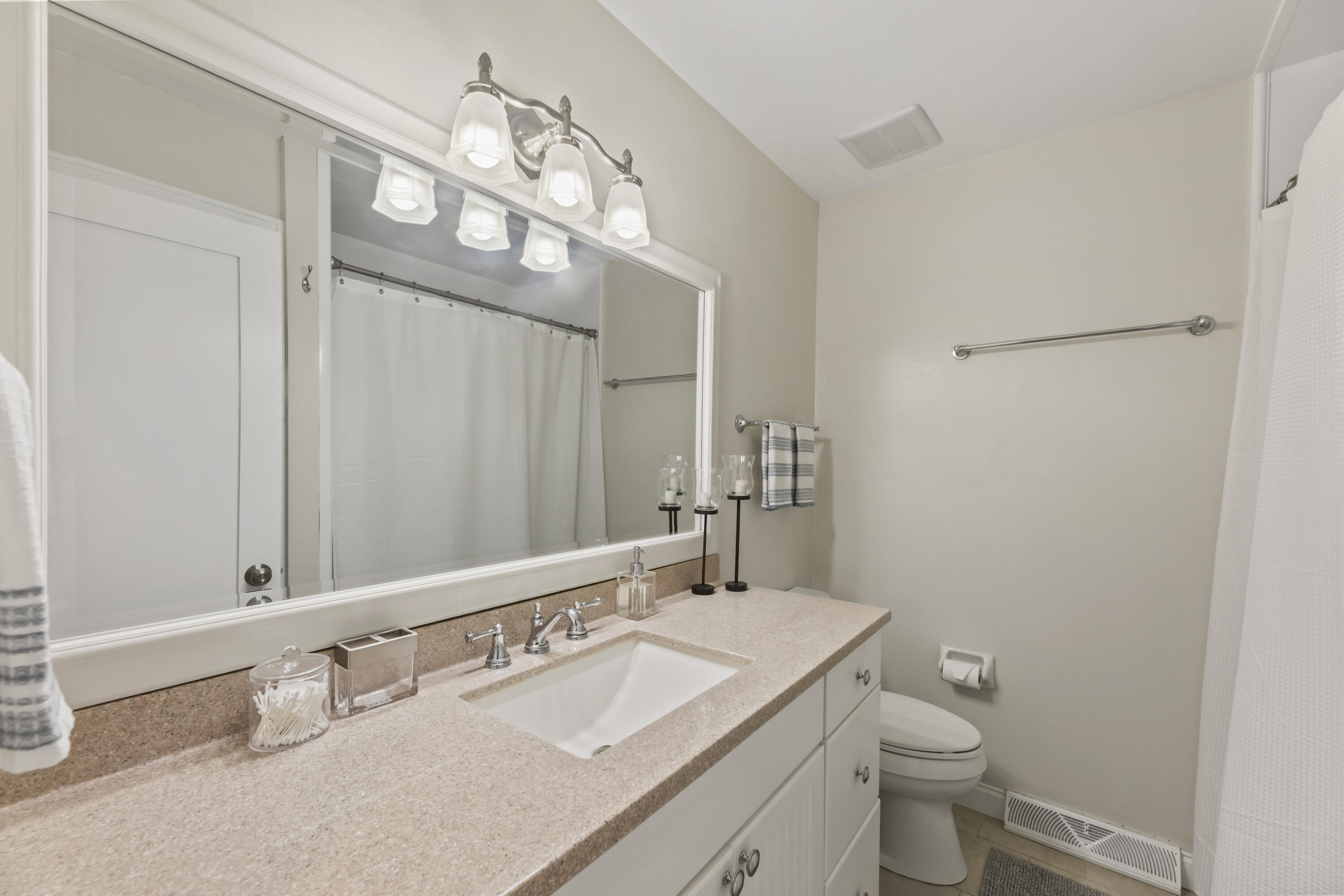 966 Valentine Road Oconomowoc, WI 53066 - Photo 28 of 40 Upper Bath