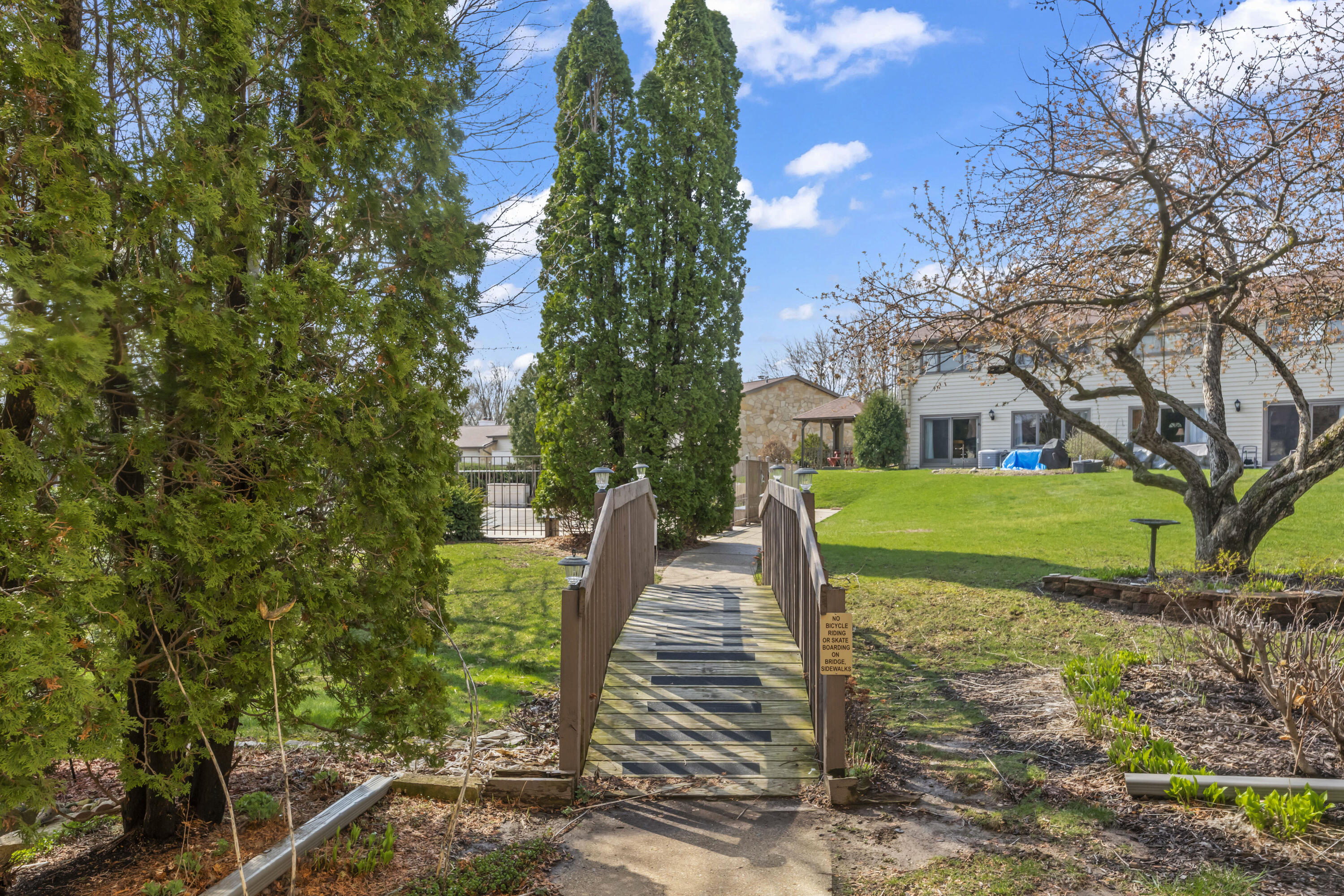 966 Valentine Road Oconomowoc, WI 53066 - Photo 39 of 40 Walkway to Pool