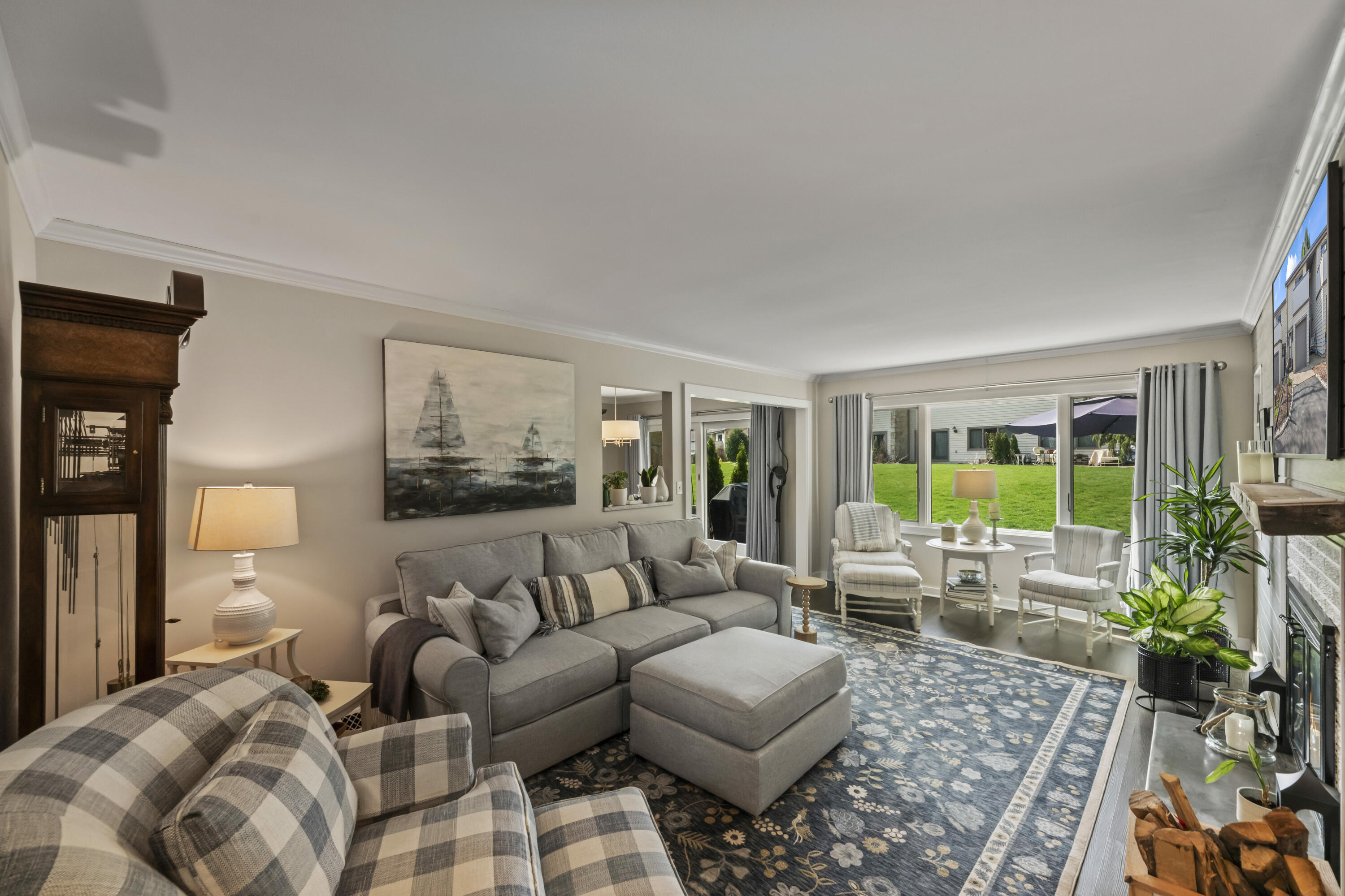 966 Valentine Road Oconomowoc, WI 53066 - Photo 4 of 40 Living Room