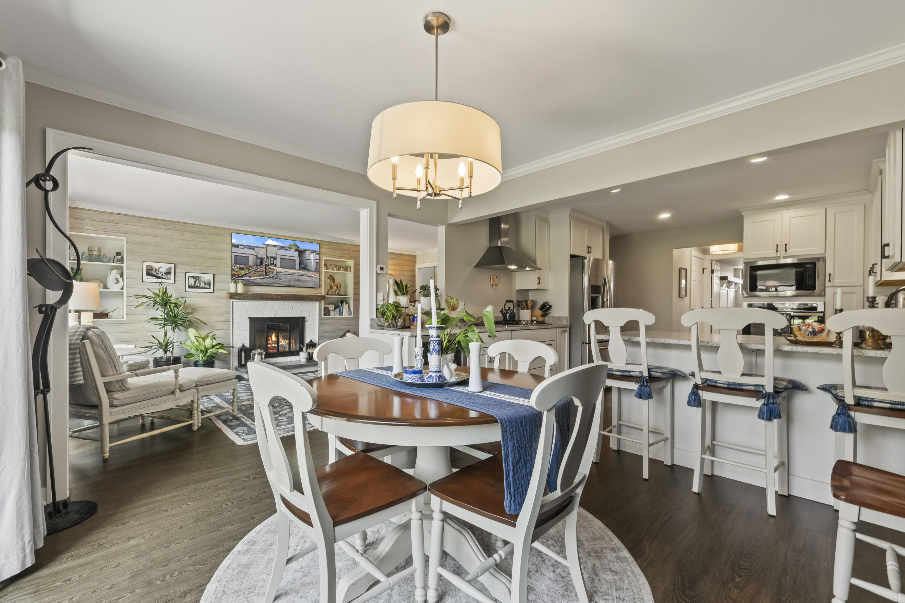 966 Valentine Road Oconomowoc, WI 53066 - Photo 6 of 40 Dining Room