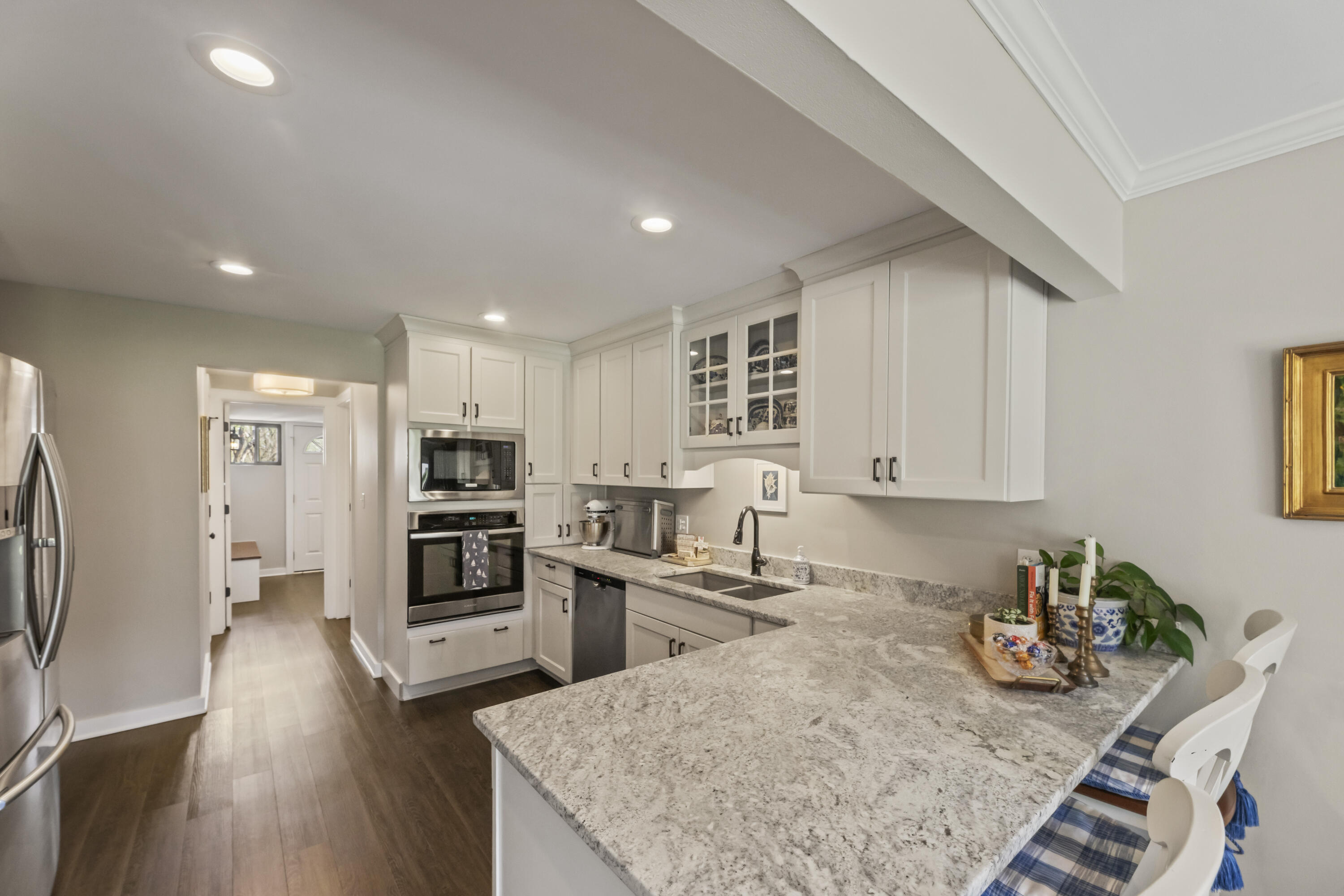 966 Valentine Road Oconomowoc, WI 53066 - Photo 9 of 40 Kitchen