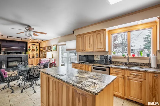 $259,000 | 105 Woodlake Lane, Eldorado, IL 62930