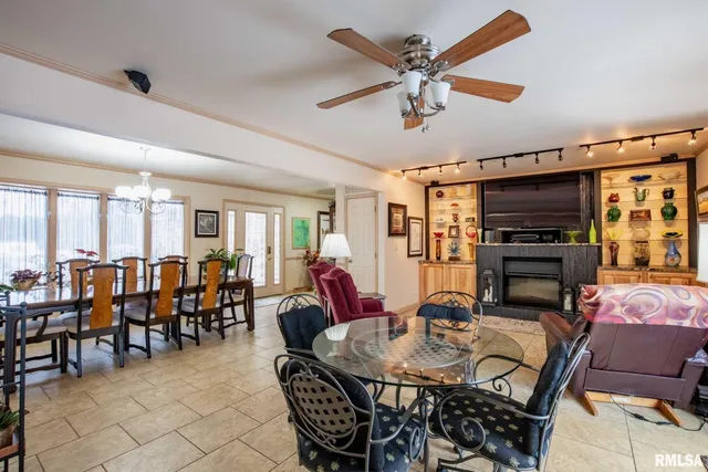 $259,000 | 105 Woodlake Lane, Eldorado, IL 62930