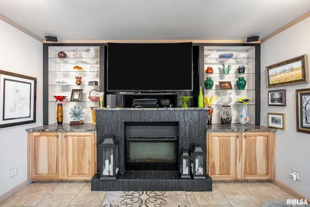 $259,000 | 105 Woodlake Lane, Eldorado, IL 62930