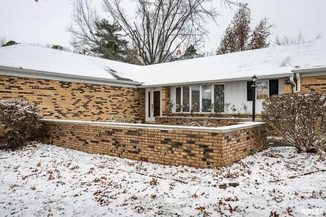 $259,000 | 105 Woodlake Lane, Eldorado, IL 62930