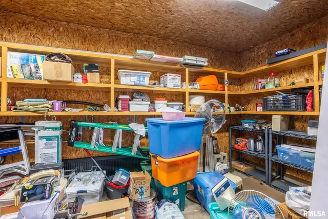 $259,000 | 105 Woodlake Lane, Eldorado, IL 62930