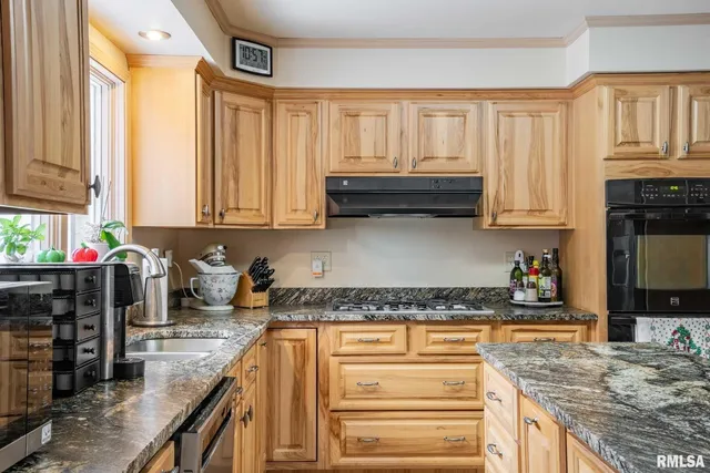 $259,000 | 105 Woodlake Lane, Eldorado, IL 62930