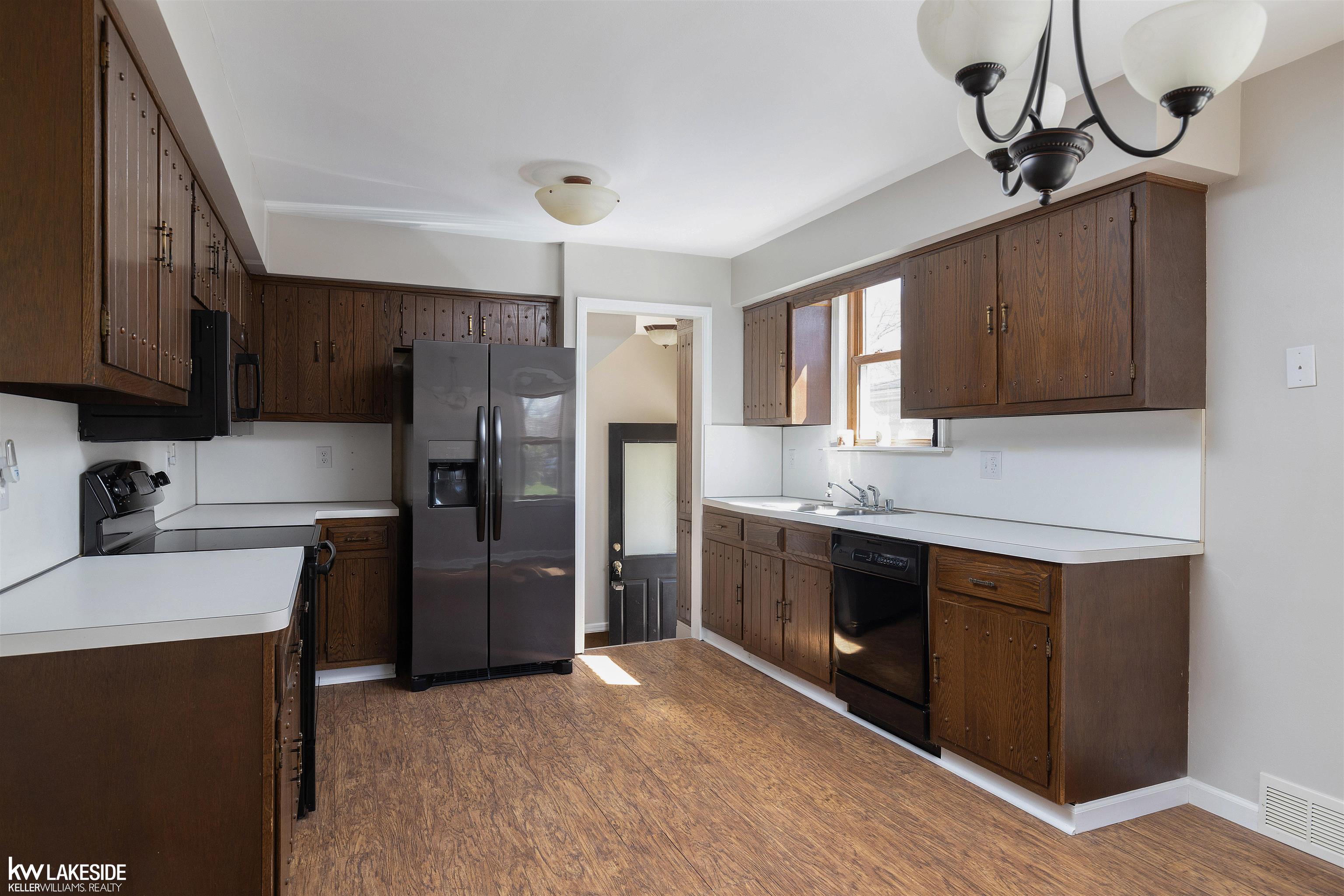 2174 Hawthorne Road Grosse Pointe, MI 48236 - Photo 12 of 43 50139434-d28cde61-ebf9-46bc-97db-1724ce94878b.JPG