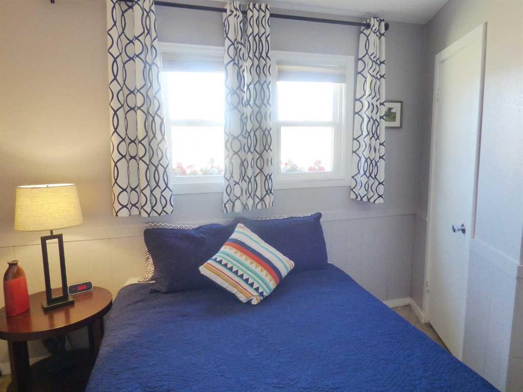 149 Bay Roc Lane Runaway Bay, TX 76426 - Photo 18 of 35 a living room with furniture and a lamp