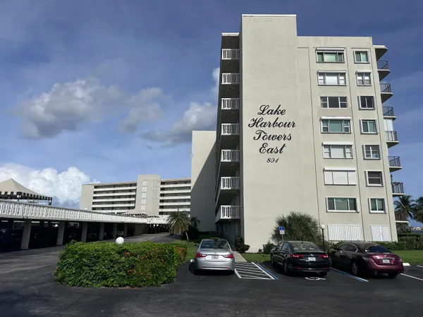 $2,100 | 801 Lake Shore Drive, Unit 117, Lake Park, FL 33403