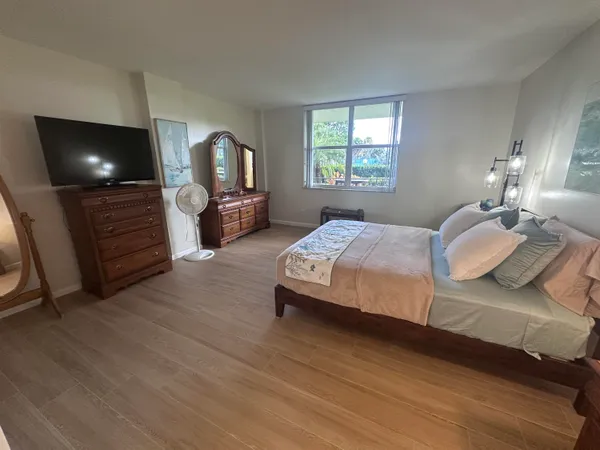 $2,100 | 801 Lake Shore Drive, Unit 117, Lake Park, FL 33403