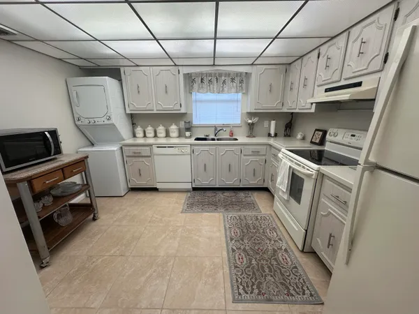 $2,100 | 801 Lake Shore Drive, Unit 117, Lake Park, FL 33403