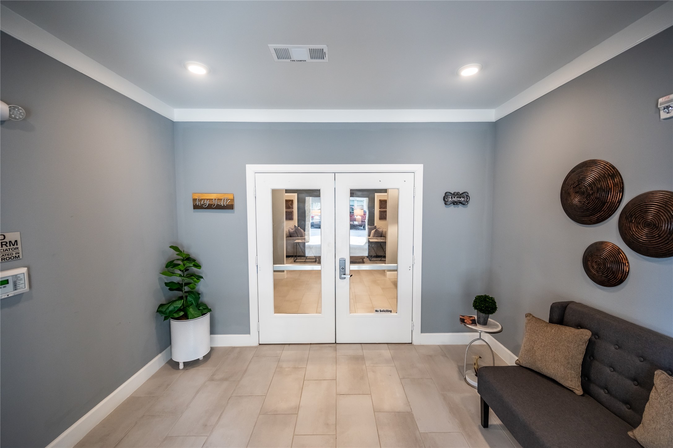 651 Watters Road, Unit 8201 Allen, TX 75013 - Photo 27 of 28 a living room with furniture and potted plant
