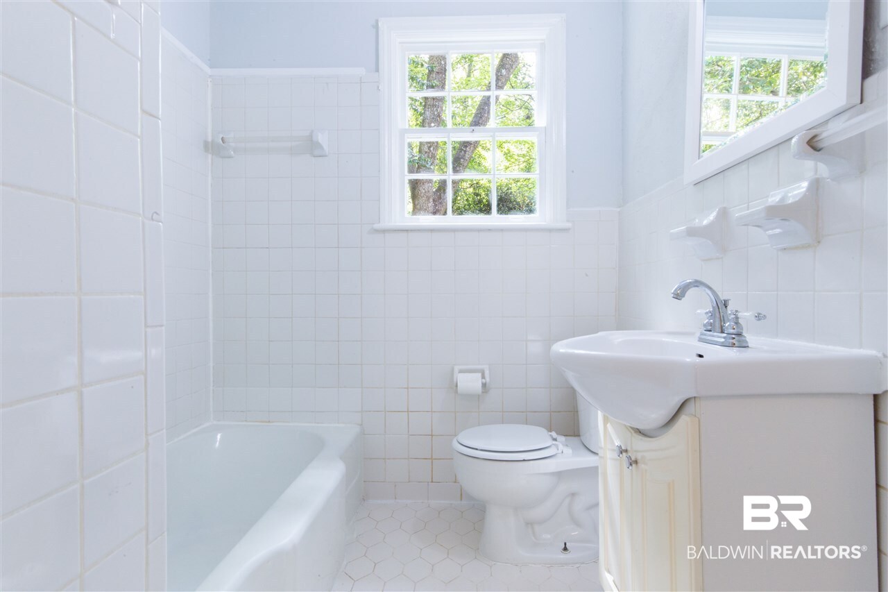 328 Azalea Circle West Mobile, AL 36608 - Photo 11 of 19 Bathroom