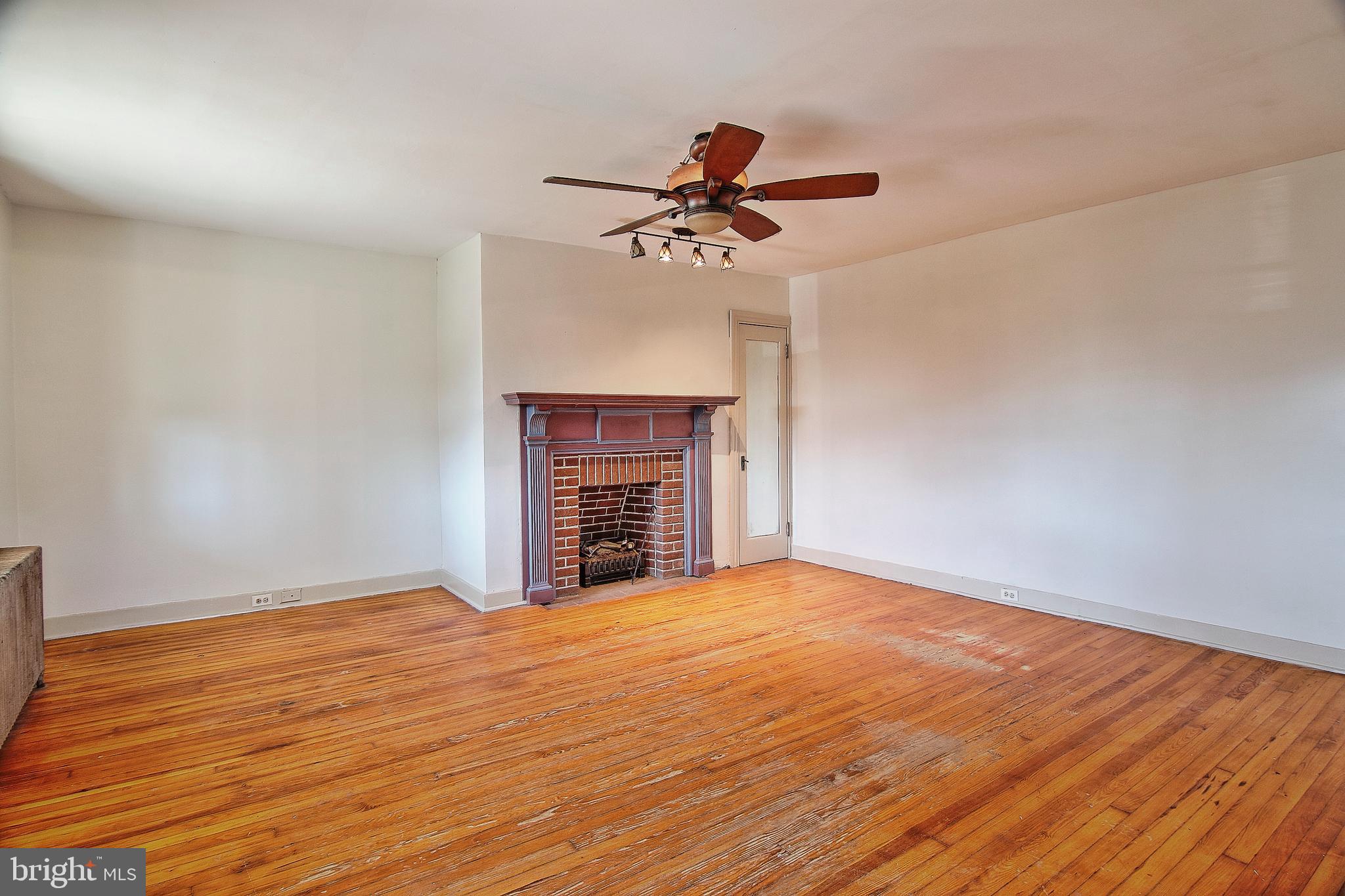 1484 Chestnut Grove Road Pottstown, PA 19464 - Photo 8 of 23 Living Room