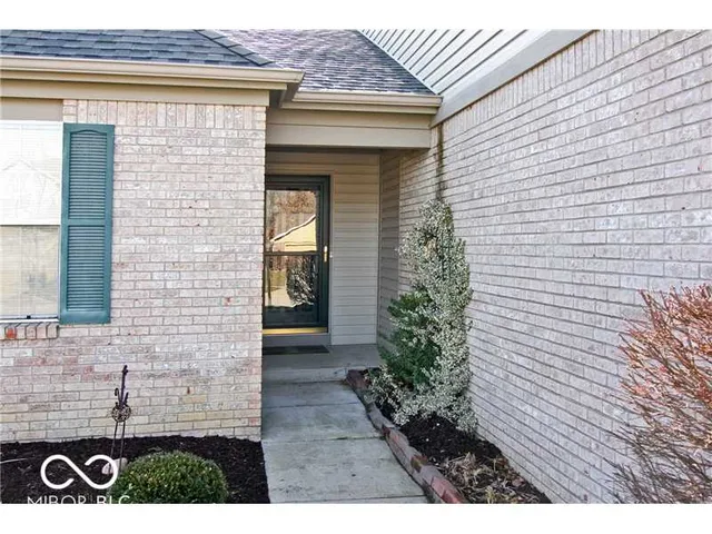 $2,050 | 6235 Valleyview Drive, Fishers, IN 46038