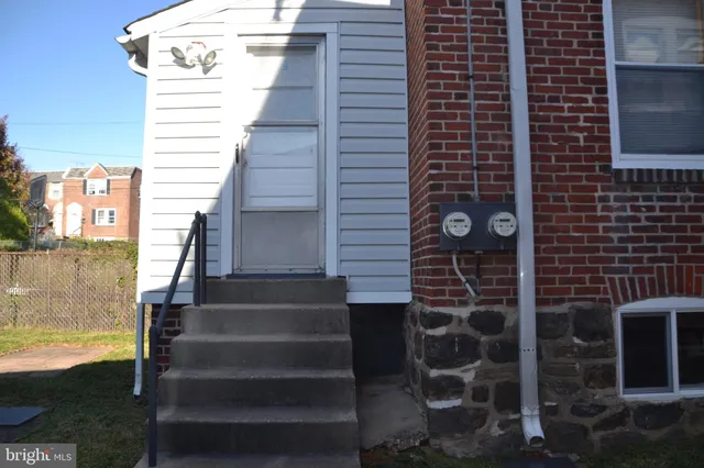 a view of entryway with a yard