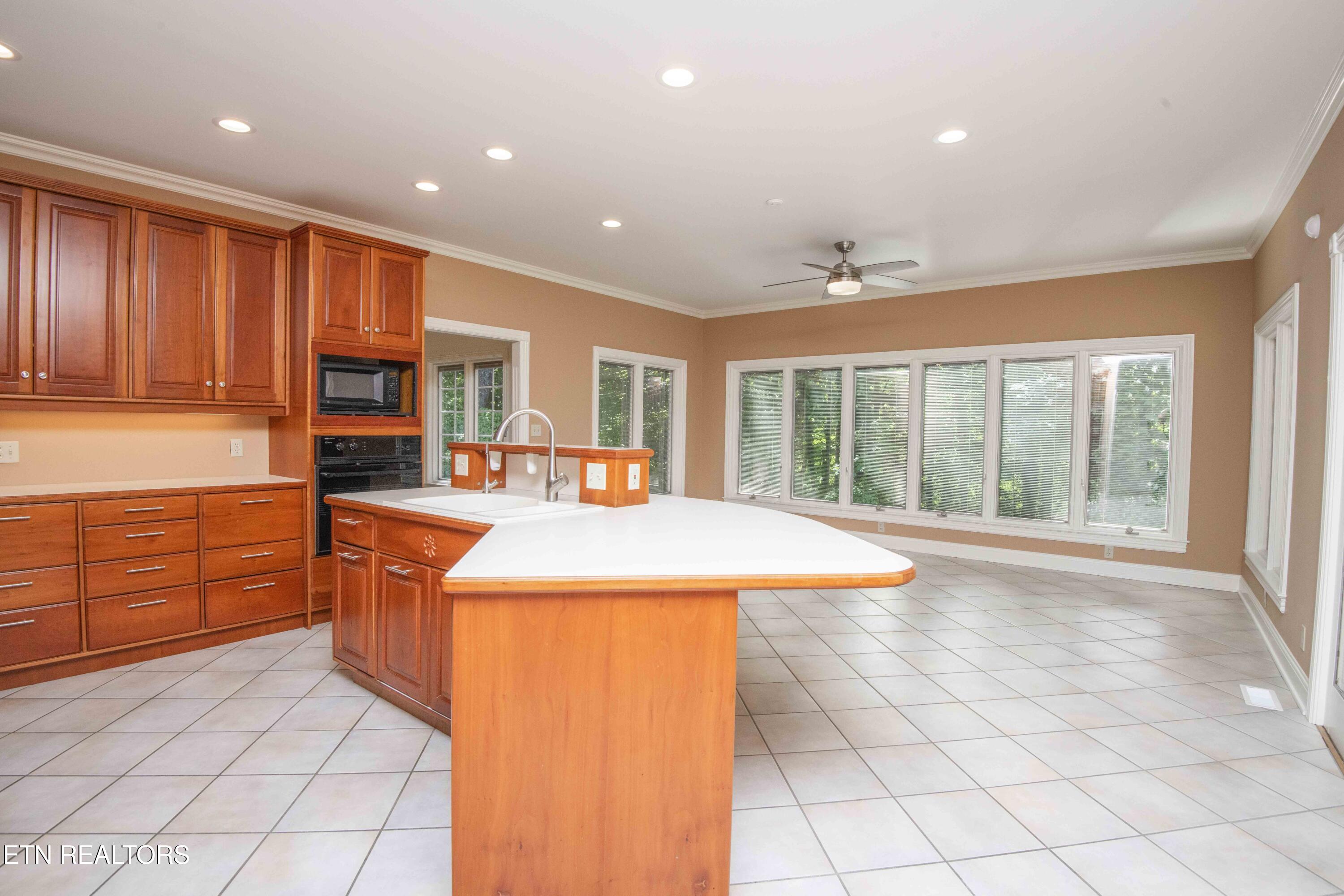 197 Whippoorwill Drive Oak Ridge, TN 37830 - Photo 9 of 40 KITCHEN