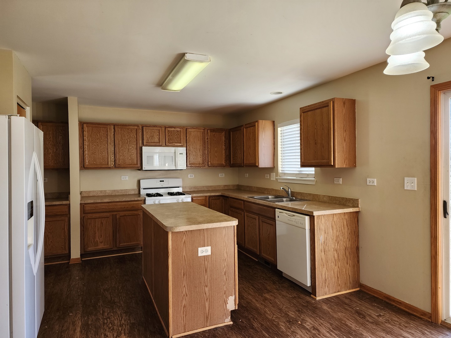 923 Christopher Street Plano, IL 60545 - Photo 7 of 17