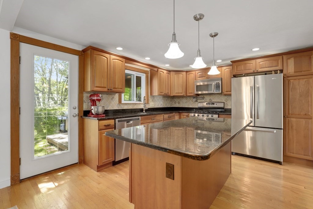 15 Robin Road Reading, MA 01867 - Photo 7 of 42 Gallery Image 7
