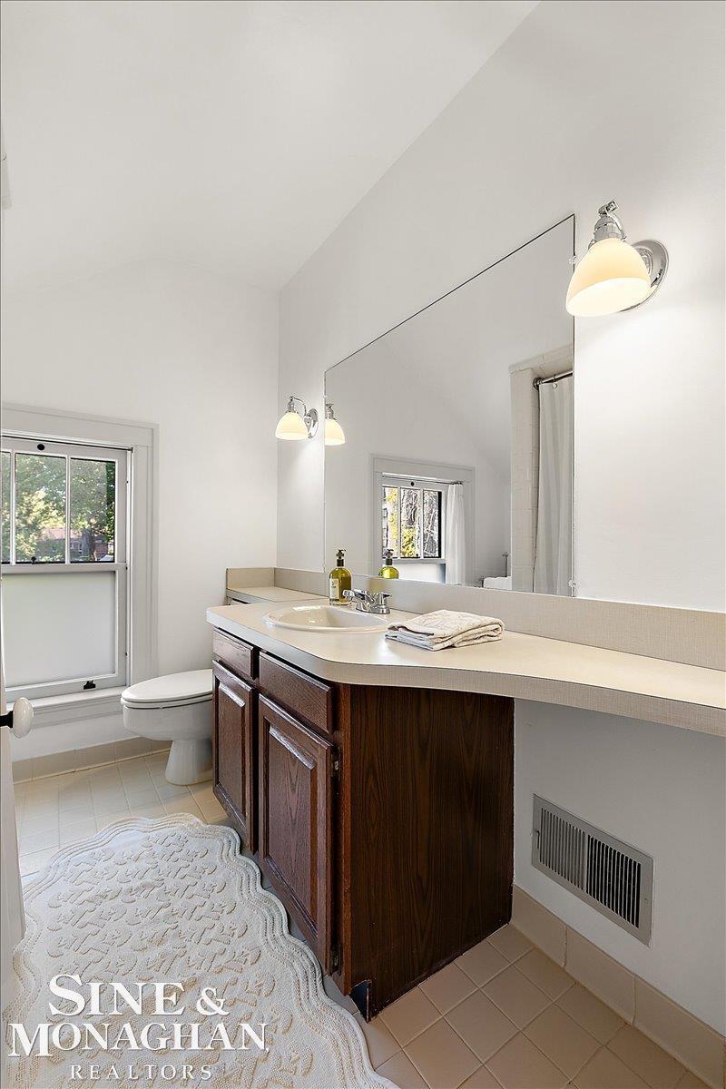82 Kerby Road Grosse Pointe, MI 48236 - Photo 18 of 42 50188260-F43CB888-7537-46D8-99F0-EAF1D6ACE49F.JPG