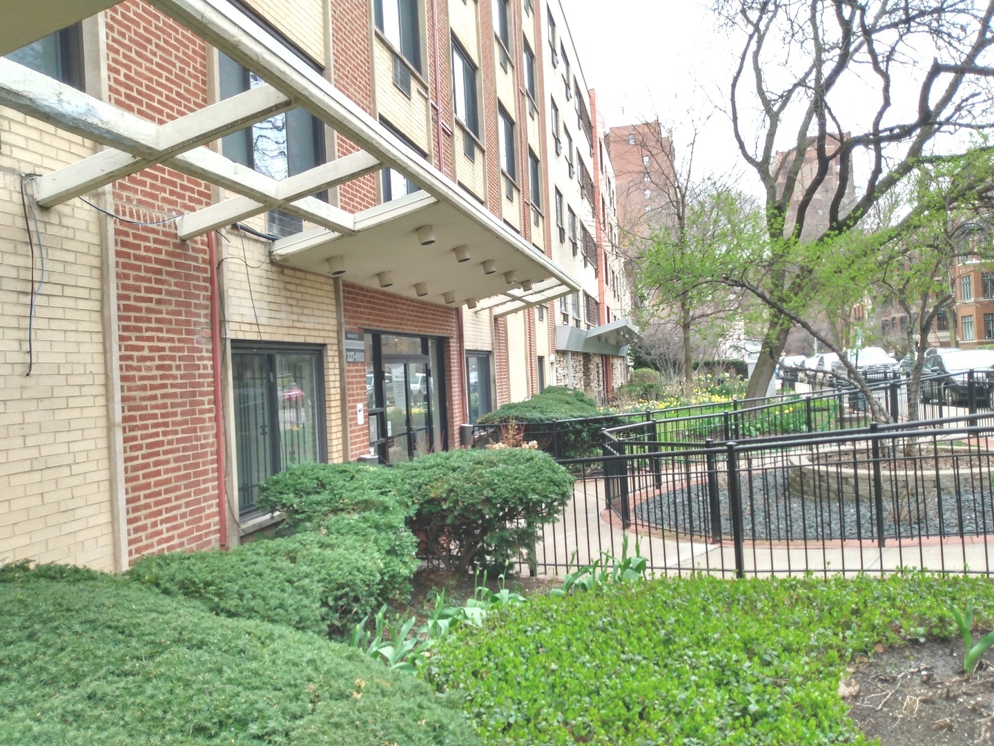 540 West Roscoe Street, Unit 382 Chicago, IL 60657 - Photo 2 of 13 a view of a house with a yard and plants