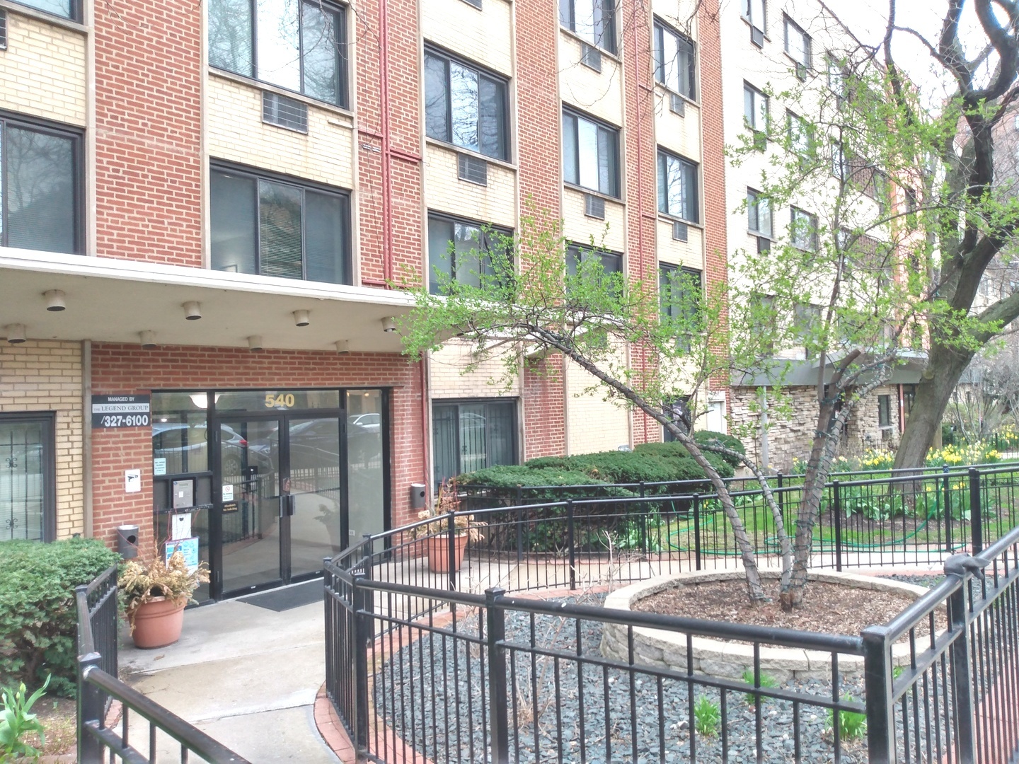 540 West Roscoe Street, Unit 382 Chicago, IL 60657 - Photo 3 of 13 a front view of a building with a garden and patio