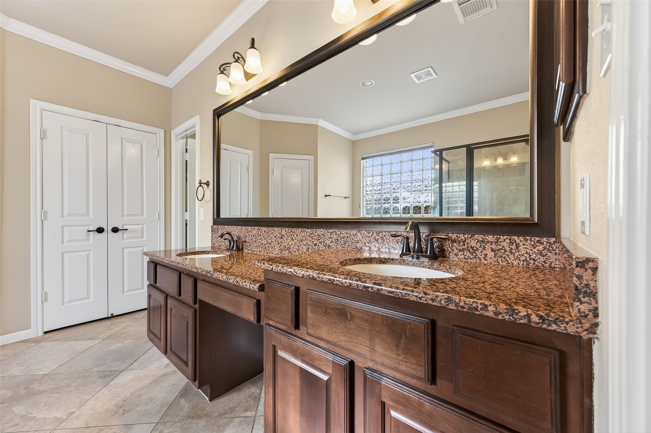 22 North Arrow Canyon Circle Spring, TX 77389 - Photo 40 of 50 a view of a kitchen counter space and windows