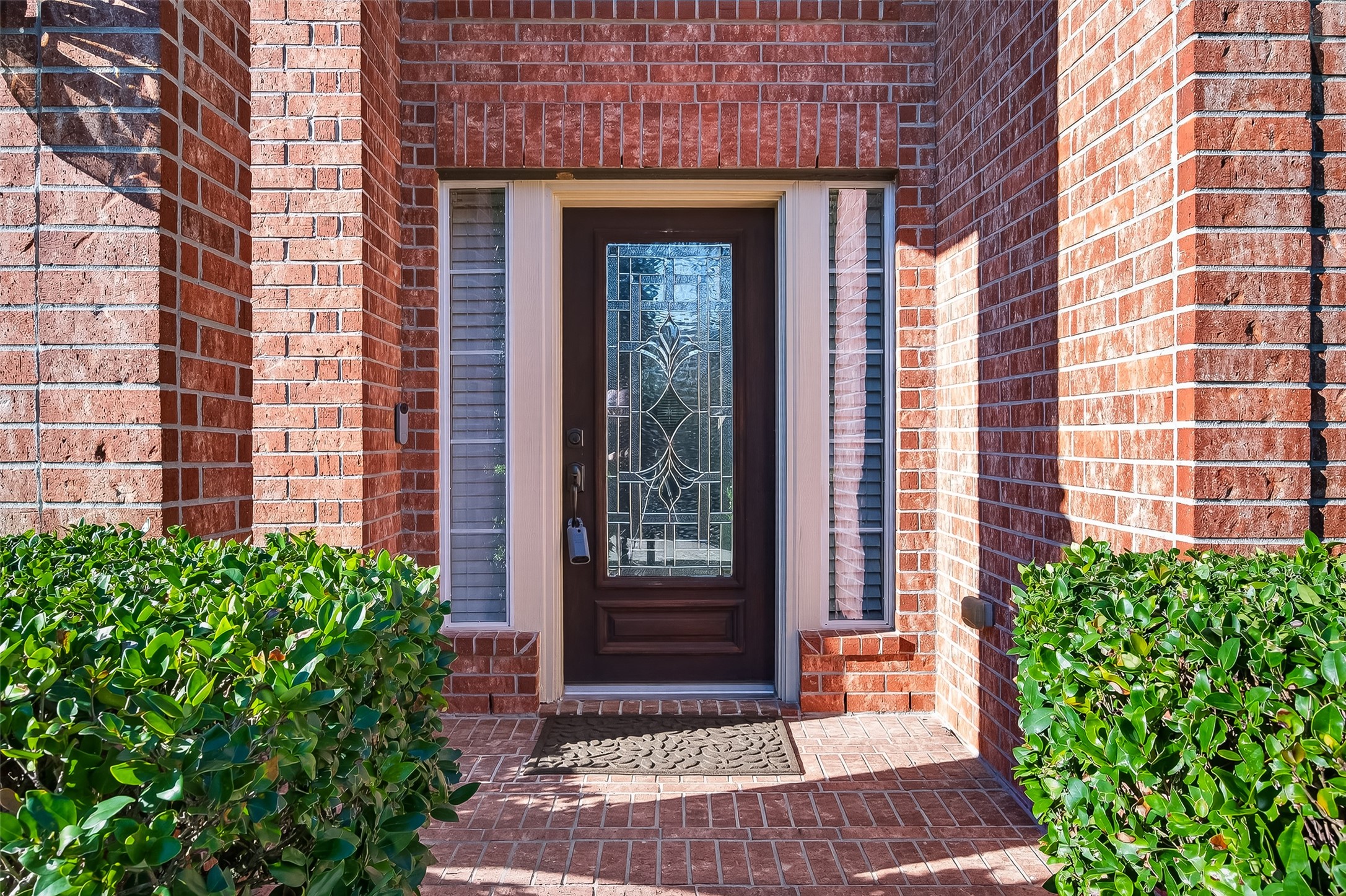 22 North Arrow Canyon Circle Spring, TX 77389 - Photo 4 of 50 a front view of a house with a garden