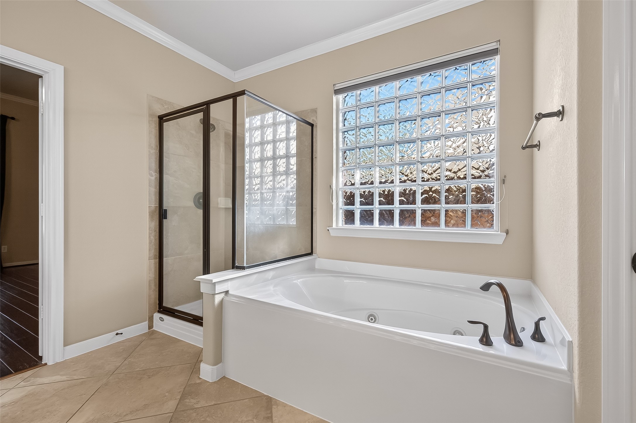 22 North Arrow Canyon Circle Spring, TX 77389 - Photo 41 of 50 a white bath tub sitting in a bathroom next to a window