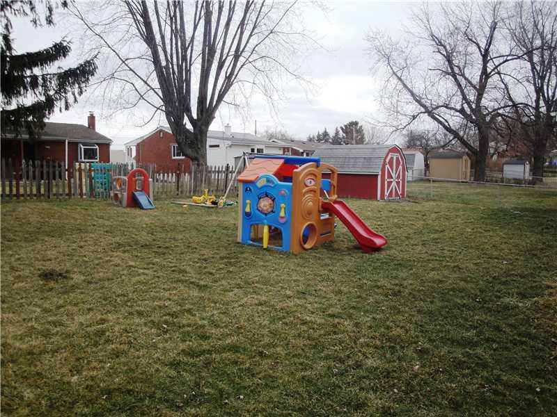 729 Lindsay Road Carnegie, PA 15106 - Photo 17 of 19 Yard/Garden.