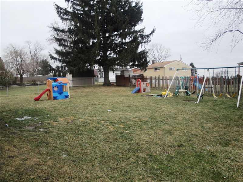 729 Lindsay Road Carnegie, PA 15106 - Photo 18 of 19 Yard/Garden.