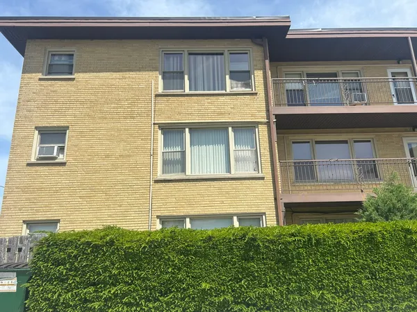 $189,000 | 6737 West Irving Park Road, Unit 2A, Chicago, IL 60634