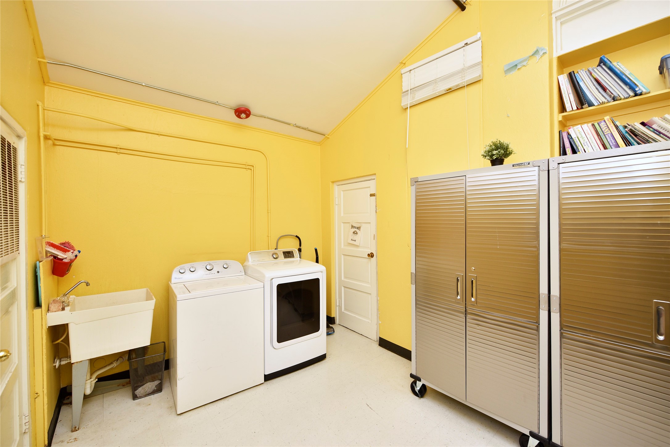 1220 Mulcahy Street Rosenberg, TX 77471 - Photo 18 of 41 a utility room with dryer and washer