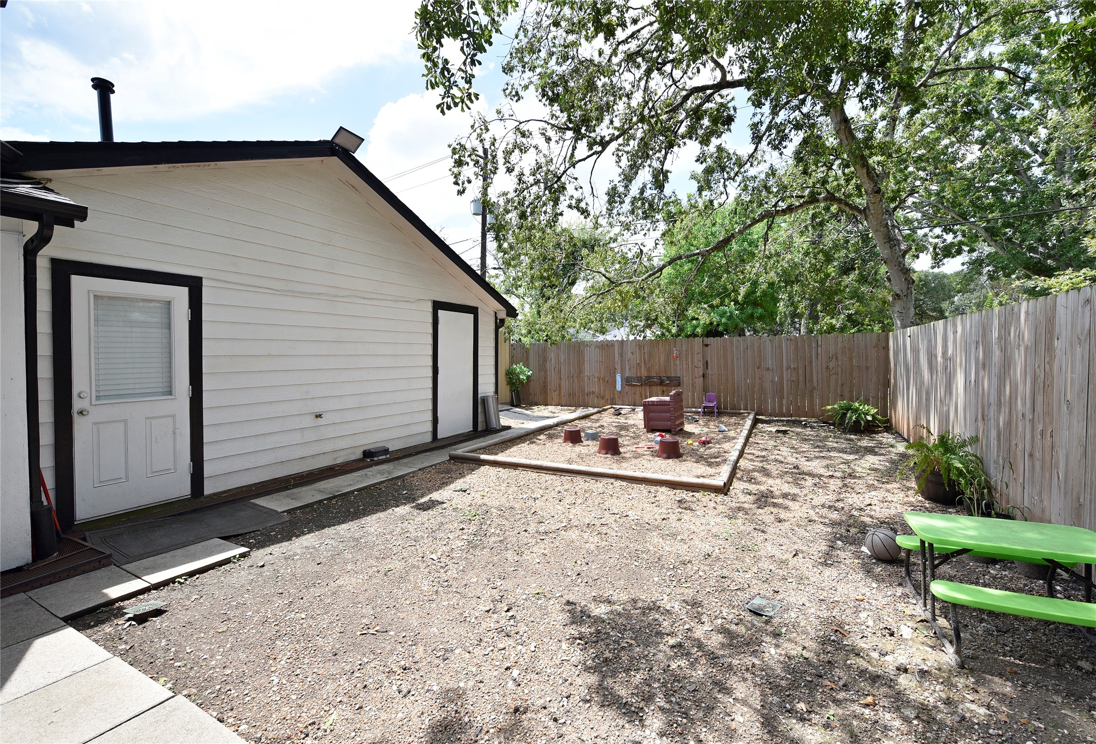 1220 Mulcahy Street Rosenberg, TX 77471 - Photo 40 of 41 a backyard of a house with seating space