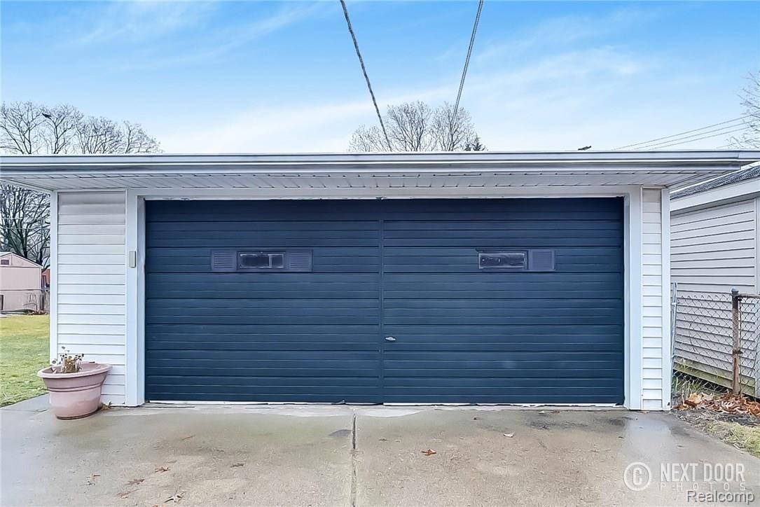 8988 Farmington Road Livonia, MI 48150 - Photo 4 of 21 2 car garage