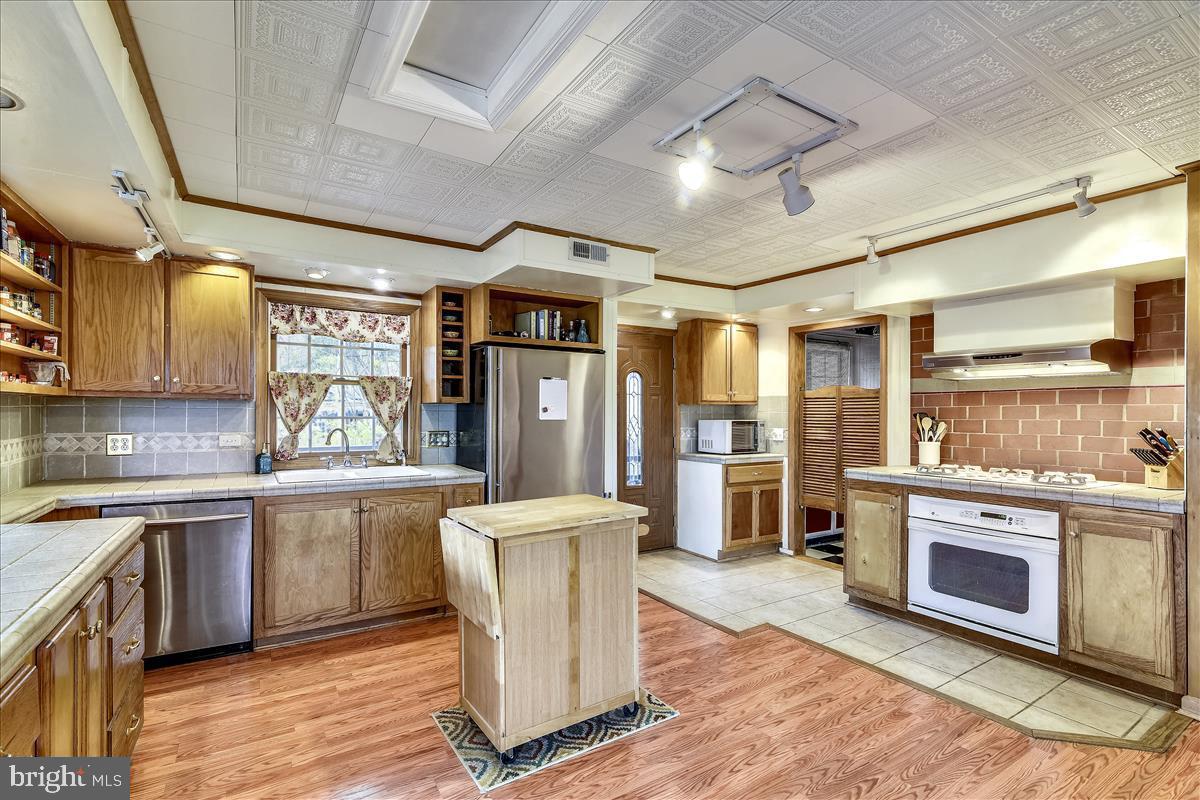 444 Timberline Ridge Road Front Royal, VA 22630 - Photo 10 of 65 Gourmet Kitchen
