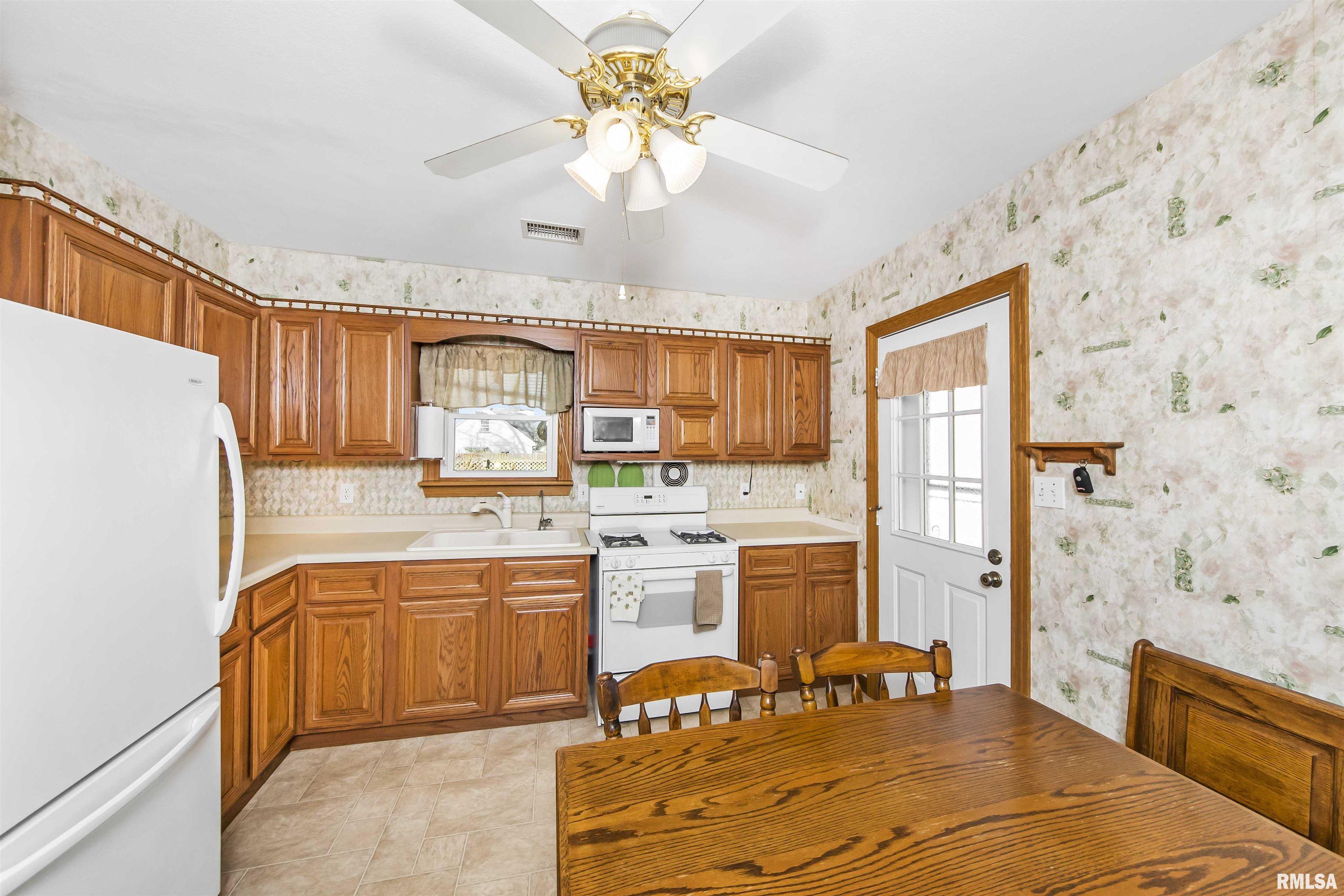 317 Barbara Road Pekin, IL 61554 - Photo 8 of 38 Gallery Image 8