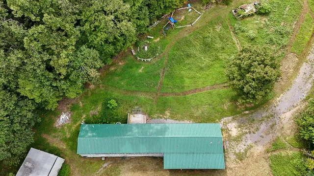 a view of a backyard