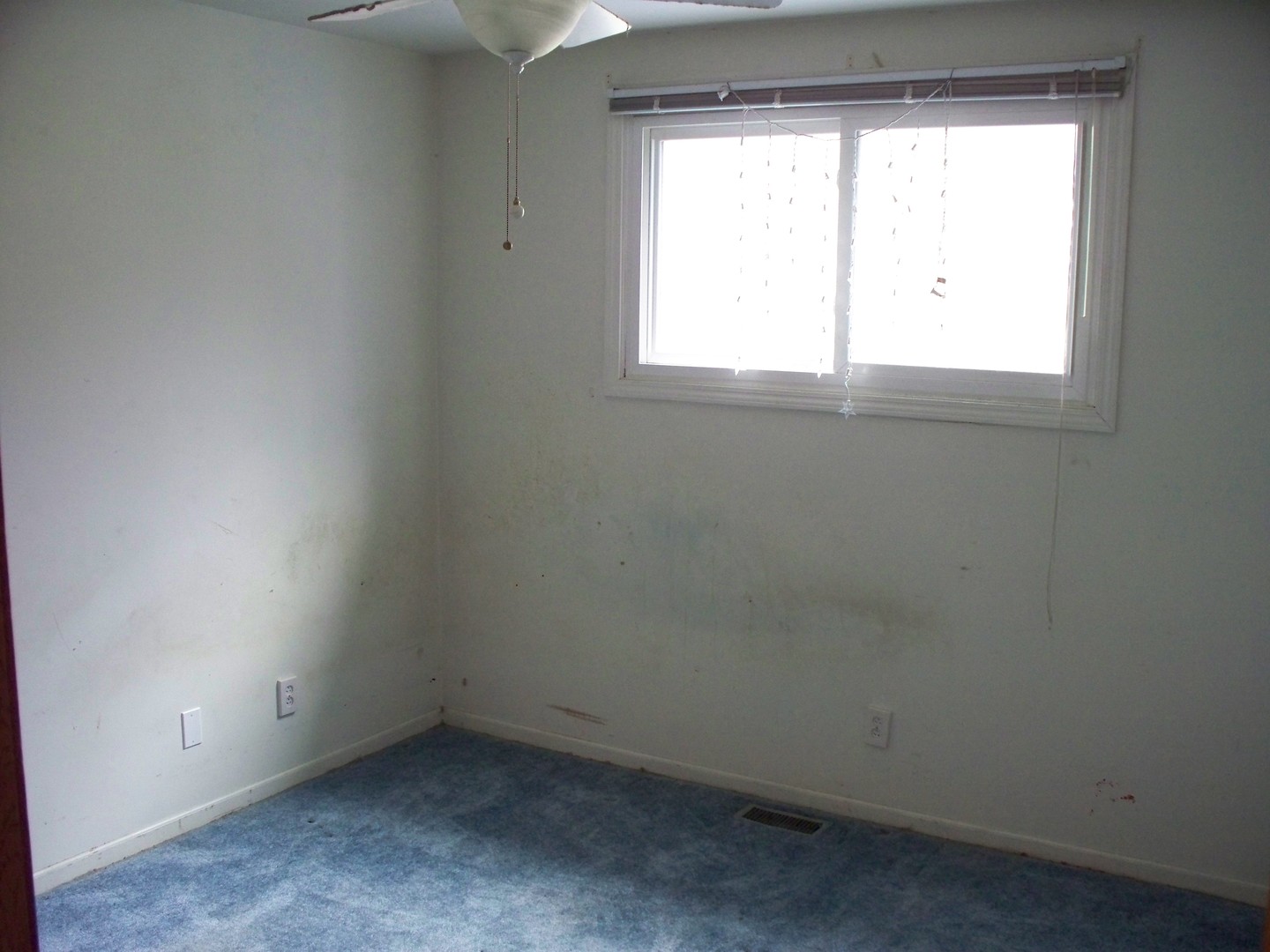 513 Appleton Drive Batavia, IL 60510 - Photo 20 of 31 an empty room with a window