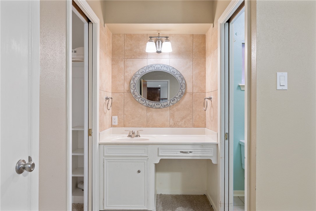 29 Dogwood Road Huntsville, TX 77320 - Photo 18 of 39 Bathroom with vanity