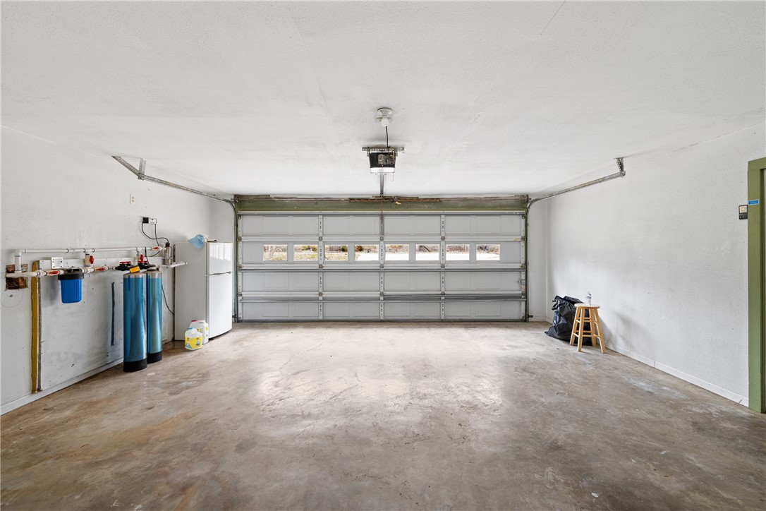 29 Dogwood Road Huntsville, TX 77320 - Photo 23 of 39 Garage featuring a garage door opener