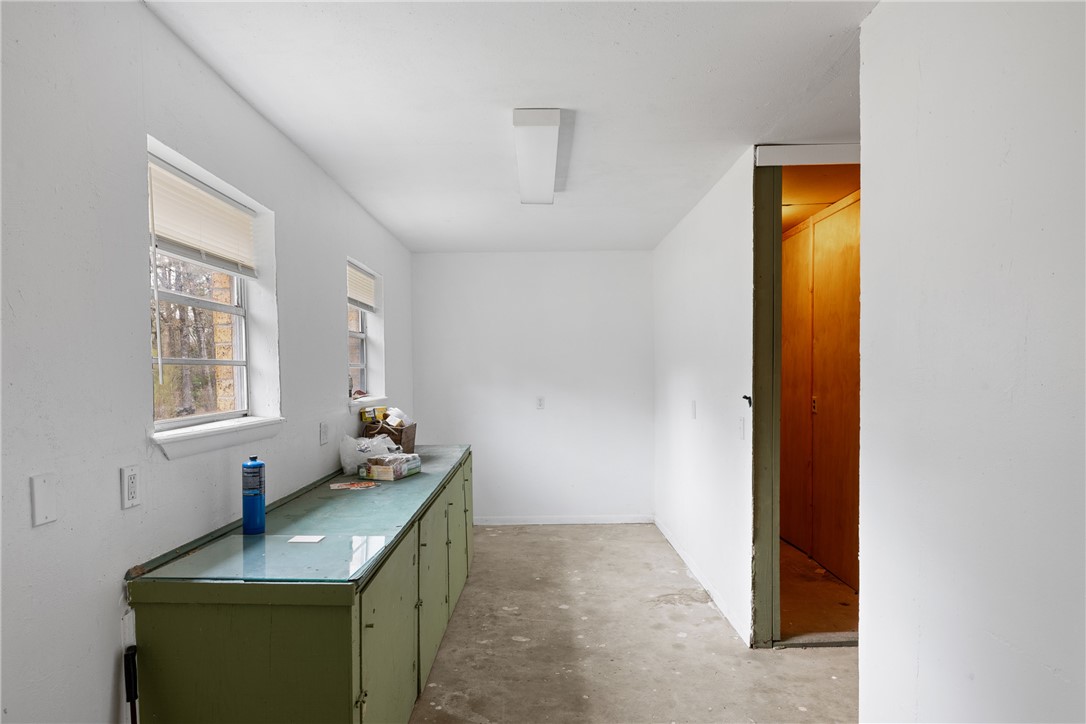29 Dogwood Road Huntsville, TX 77320 - Photo 24 of 39 Hall with concrete flooring