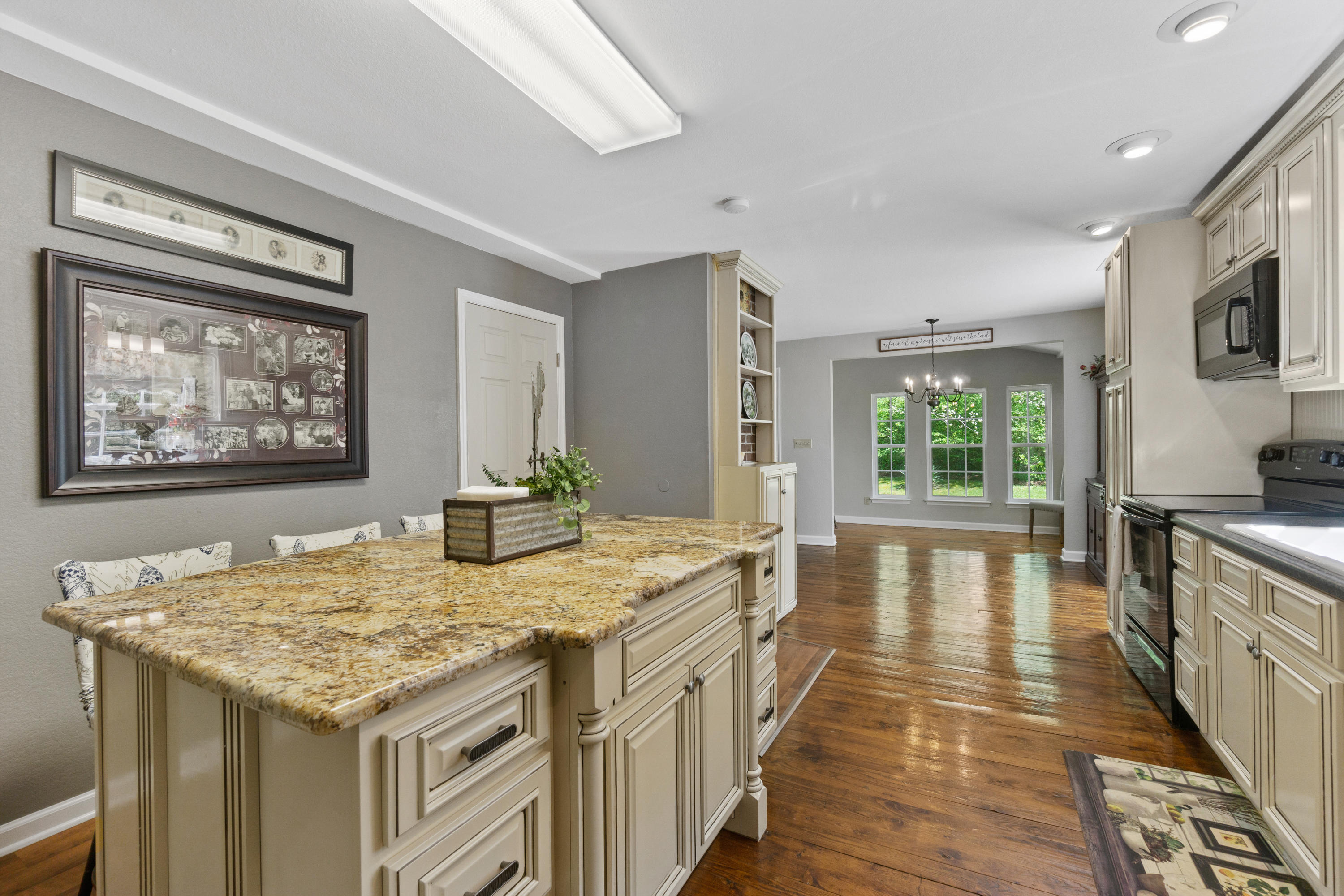 6661 Sandswitch Road Hixson, TN 37343 - Photo 14 of 57 Or additional eating space
