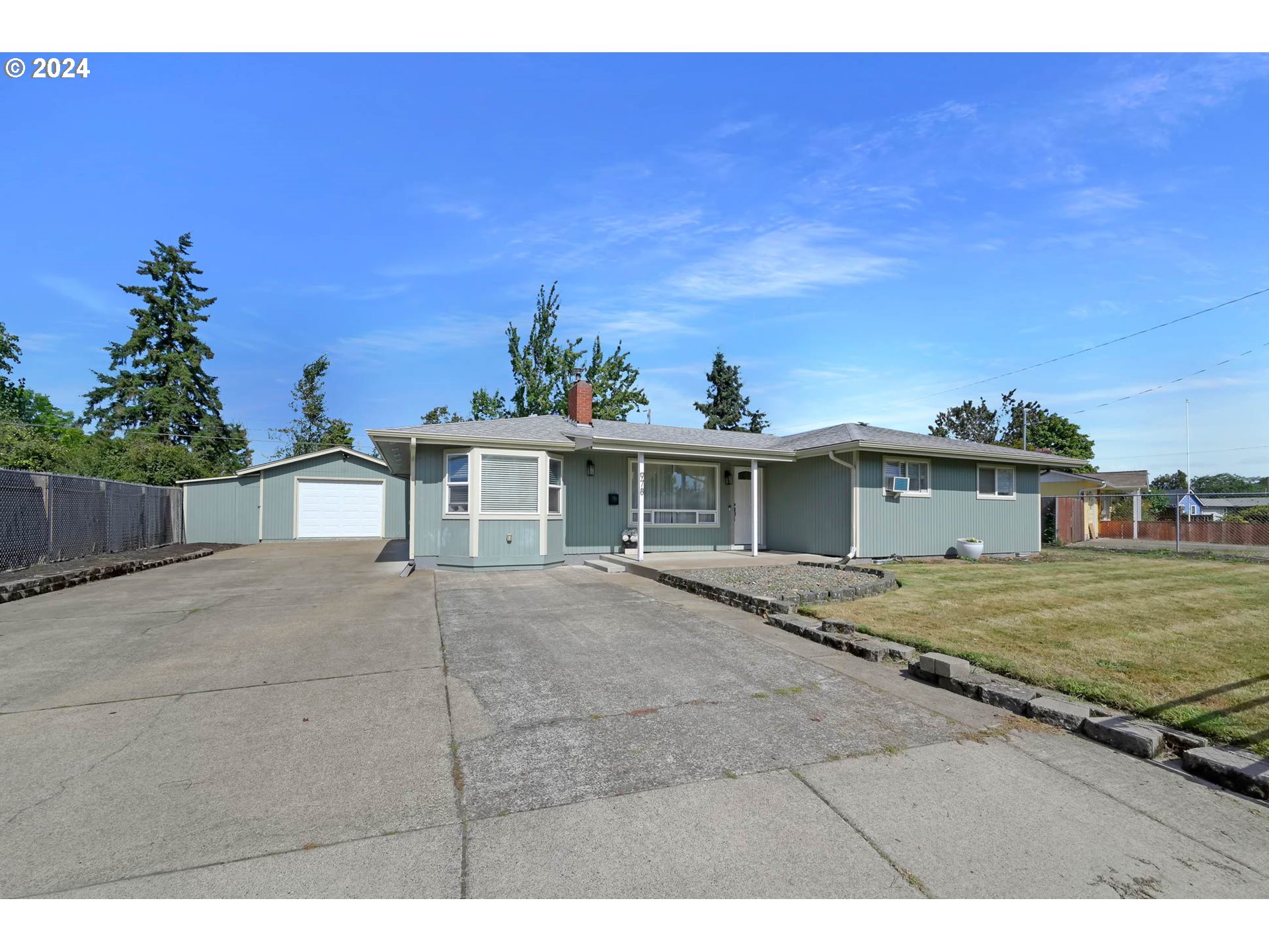 978 Quinalt Street Springfield, OR 97477 - Photo 2 of 37 a view of a house with a yard