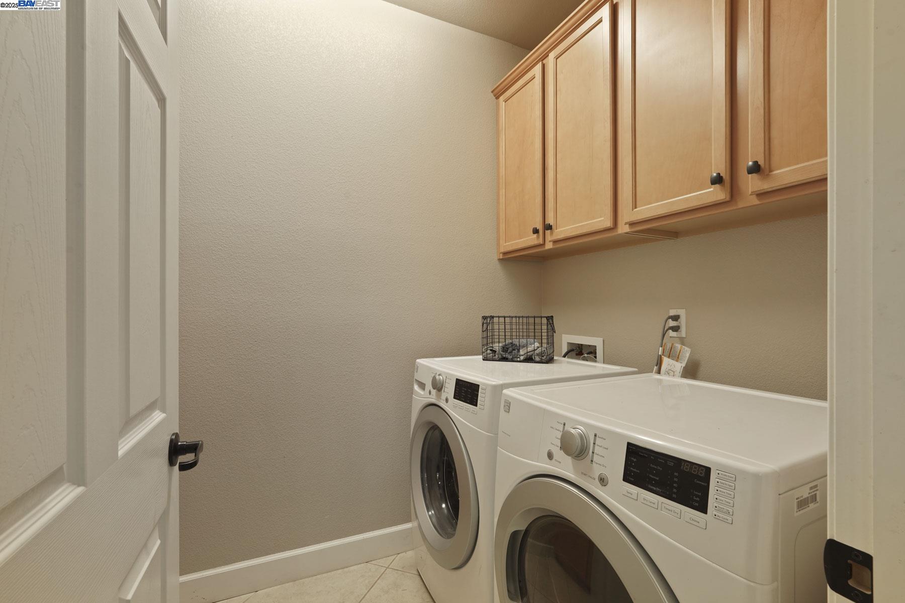 2961 Clear Pt Way Manteca, CA 95336 - Photo 15 of 54 a utility room with dryer and washer